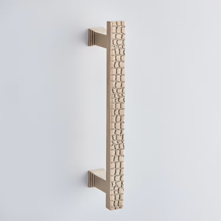 Croc Pull Handle