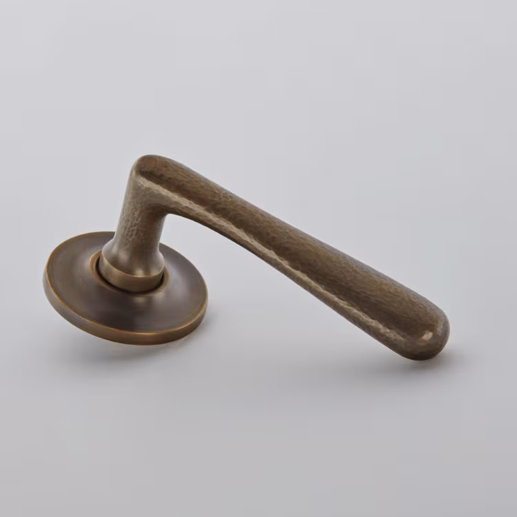 Hammered Elegance Lever on Plain Covered Rose